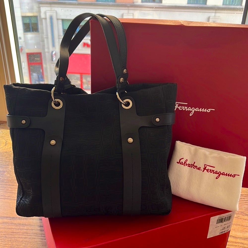 🔥 SALE: SALVATORE FERRAGAMO Elegant Black Tote — Free Shipping!